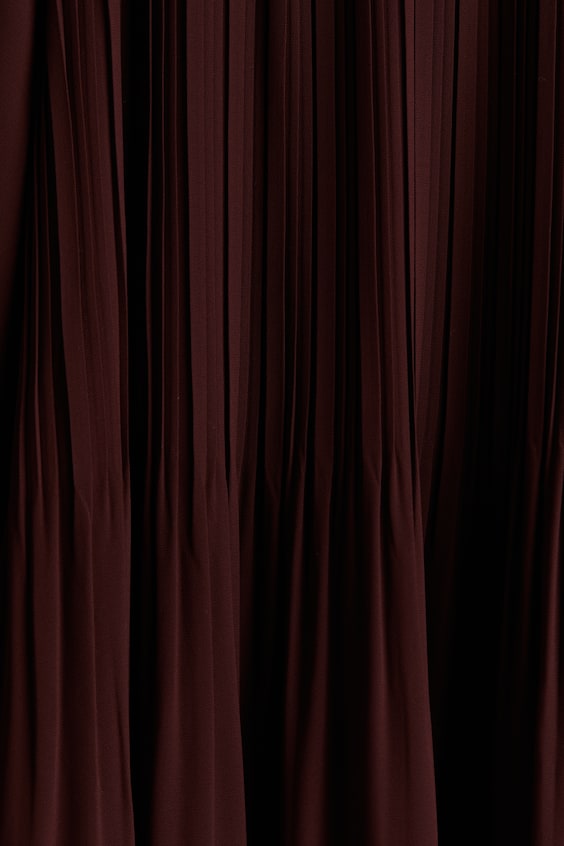 HM Plissiertes Kleid mit Bindekragen