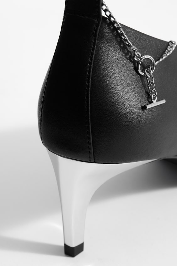 HM Pumps Mit Zierkette