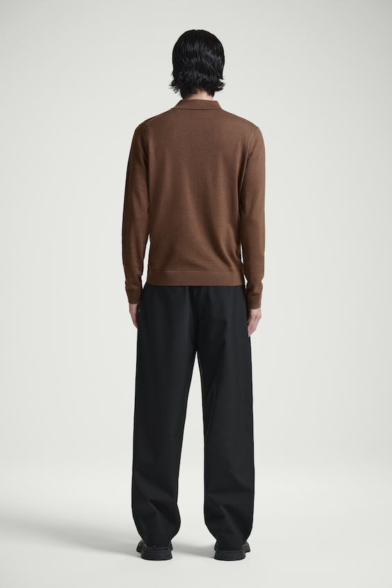 HM SCHMAL GESCHNITTENES POLOSHIRT AUS MERINOWOLLE