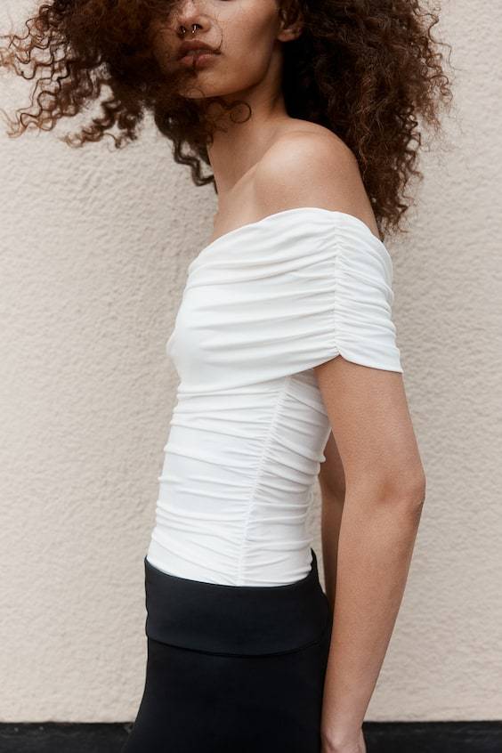 HM Schulterfreier Body Mit Raffungen