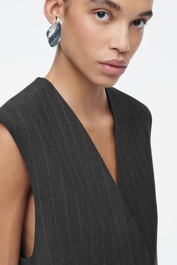 HM WESTE AUS WOLLE MIT NADELSTREIFEN