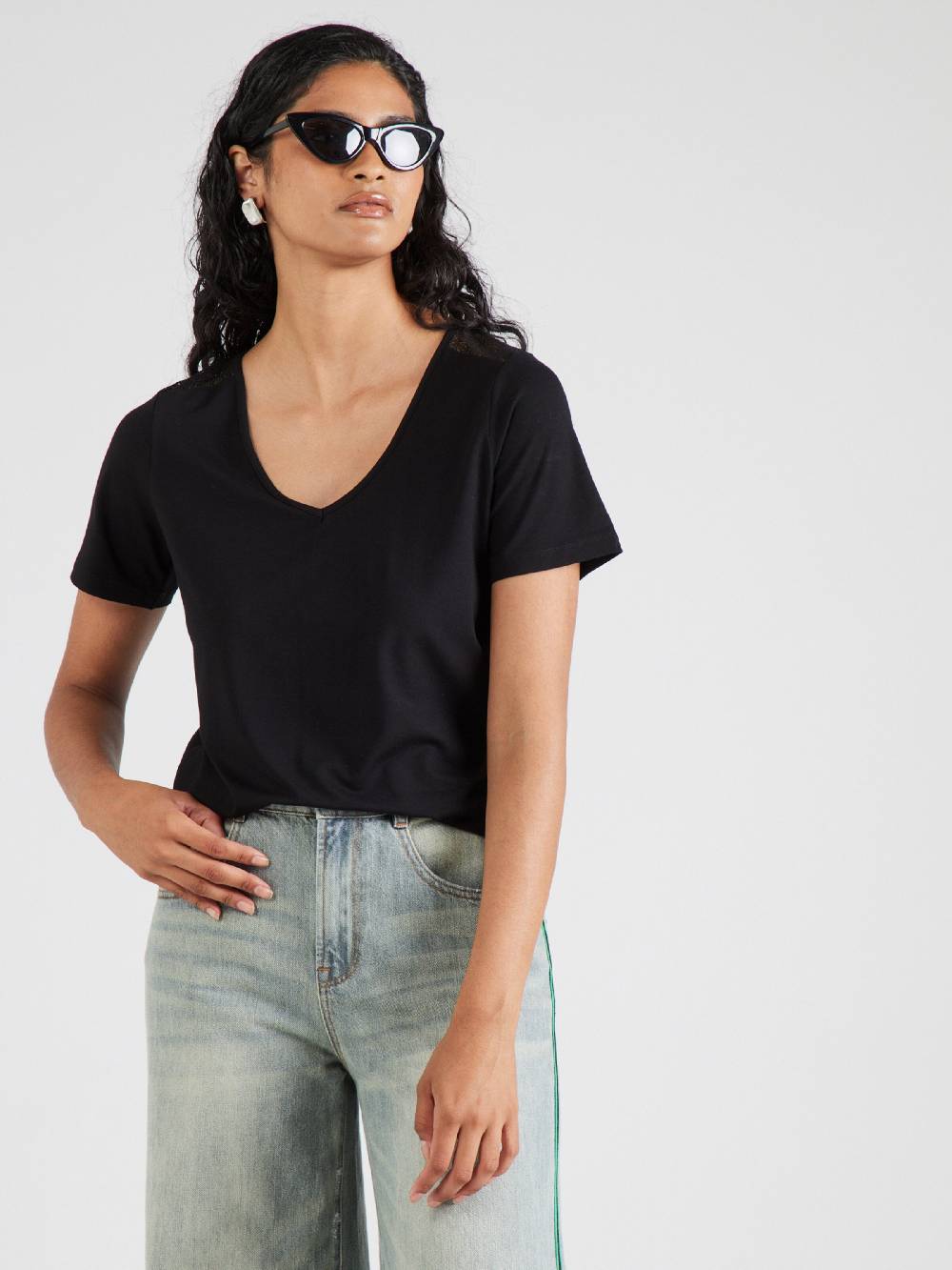 ABOUT YOU Shirt 'Charlotte' In Black