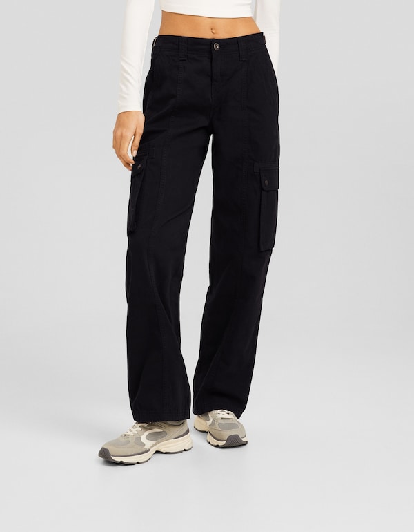 Bershka Loose fit Cargo Pants in Black