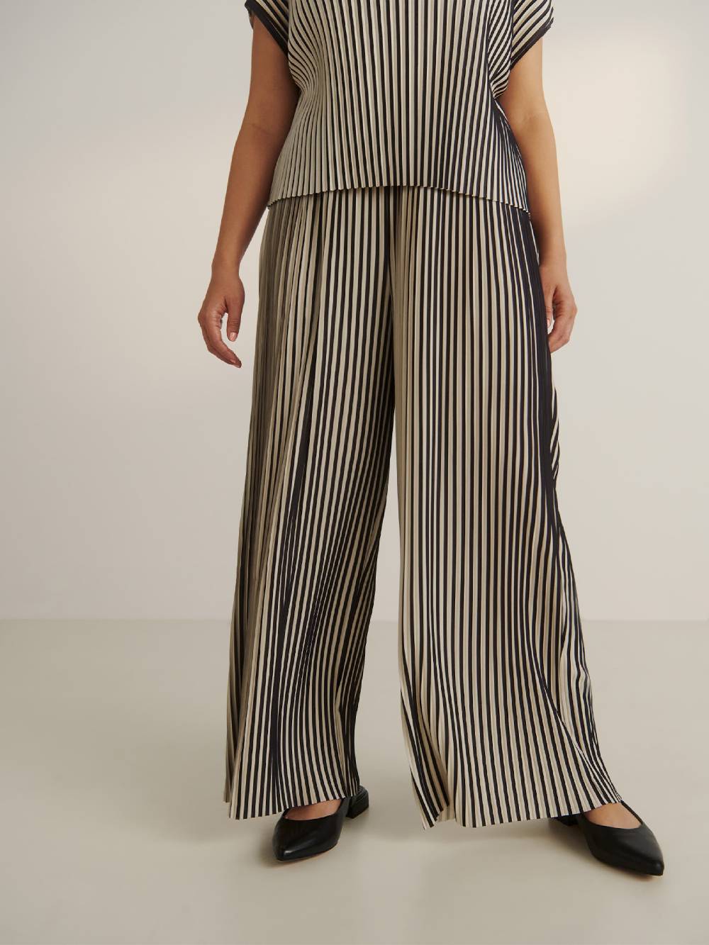 Guido Maria Kretschmer Curvy Regular Pants 'Luise' In Beige, Dark Brown