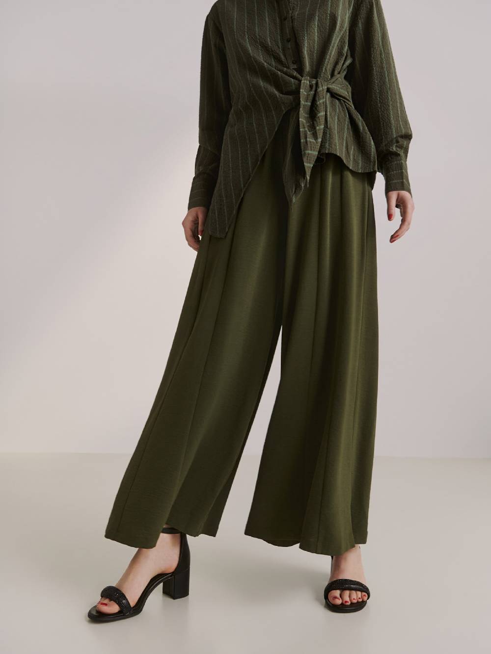 Guido Maria Kretschmer Women Wide Leg Pleat-Front Pants 'Jayla' In Olive