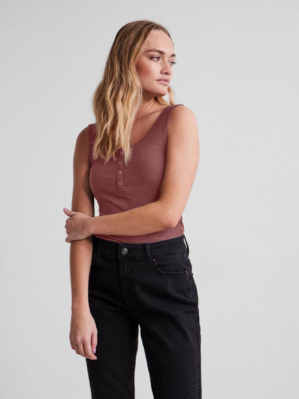 PIECES Top 'Kitte' In Carmine Red