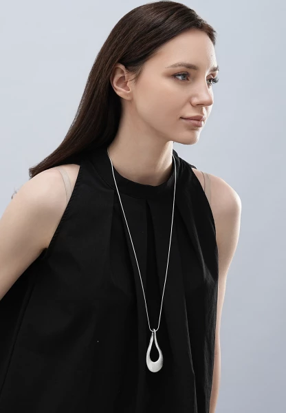 Leslii Damen-Kette Tropfen-Anhänger Matt Schlangen-Kette Silberne Modeschmuck-Kette Silber