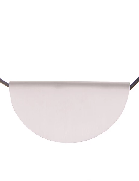 Leslii Kurze Halskette Matt Scheibe In Schwarz Silber