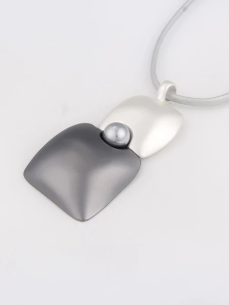 Leslii Kurze Halskette Mit Grauem Rechteckanhänger Silber