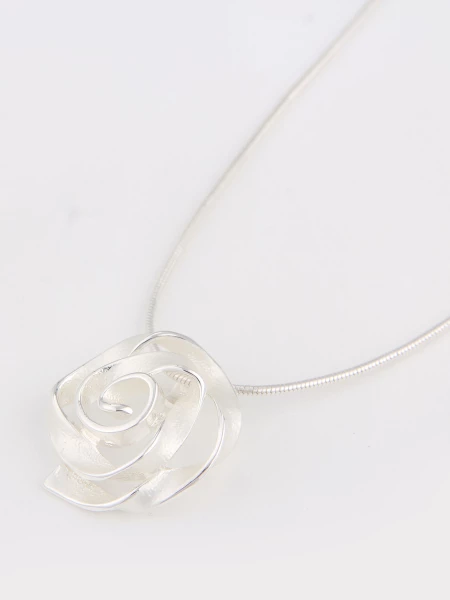 Leslii Kurze Halskette Mit Rosenanhänger In Silber Und Weiß