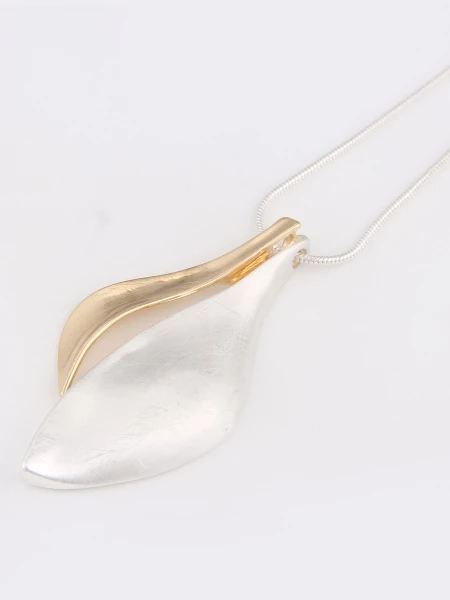 Leslii Lange Kette Mit Blütenförmigen Anhängern In Silber Gold