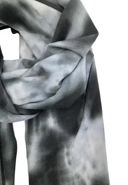 Leslii Schal Fransen Batik Schwarz Grau