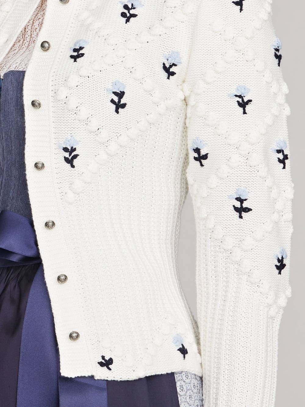 Limberry Cremeweiße Strickjacke Mit Blauer Blumenstickerei - ROMY