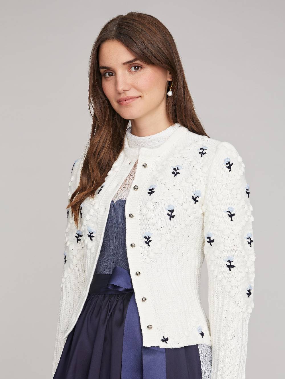 Limberry Cremeweiße Strickjacke mit blauer Blumenstickerei - ROMY