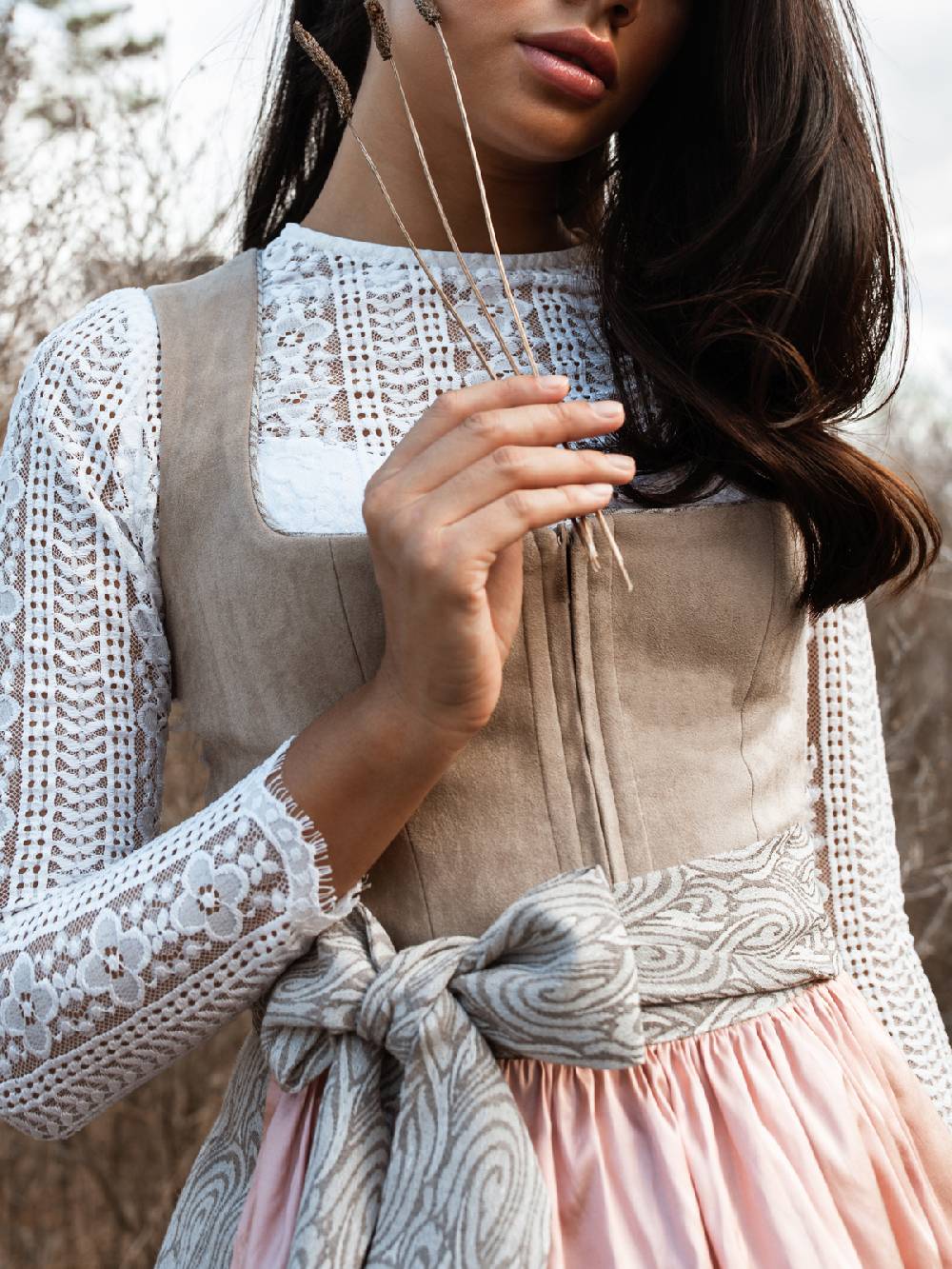 Limberry Hochgeschlossene Spitzen Dirndlbluse - ANEMONE WEISS