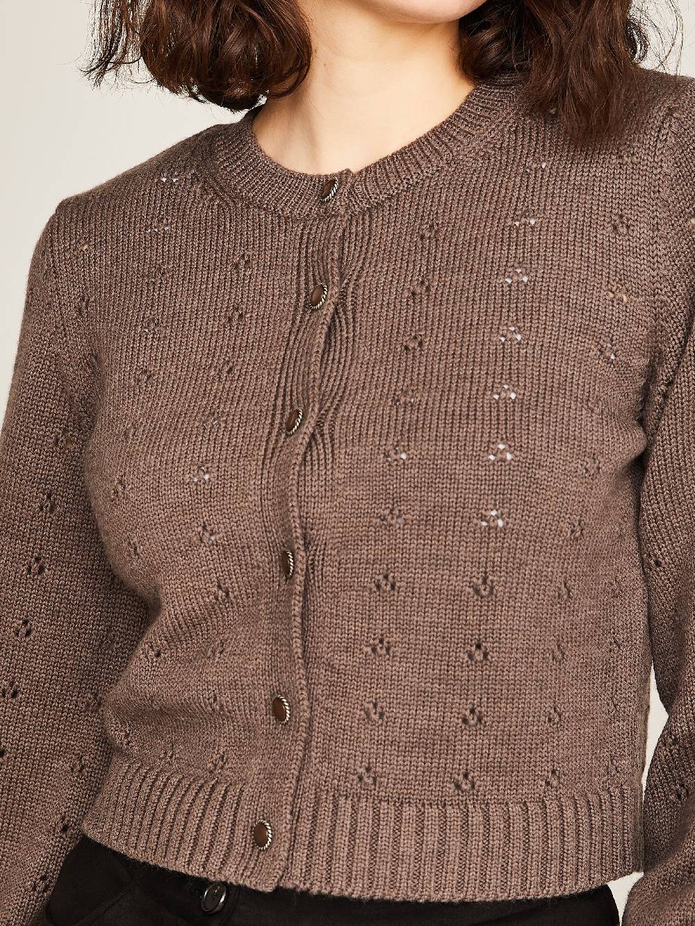 Limberry Braune Strickjacke Mit Lochmuster - EMILIA