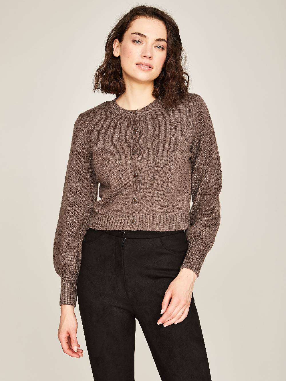 Limberry Braune Strickjacke mit Lochmuster - EMILIA