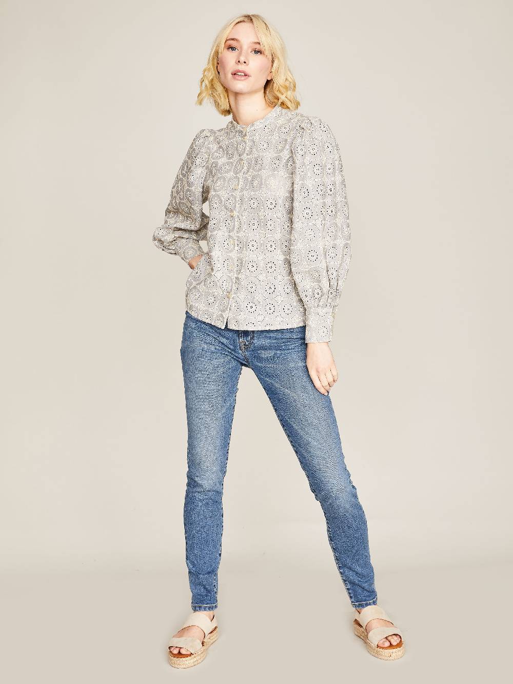 Limberry Hellgraue Bluse Mit Stickerei - ADELINE