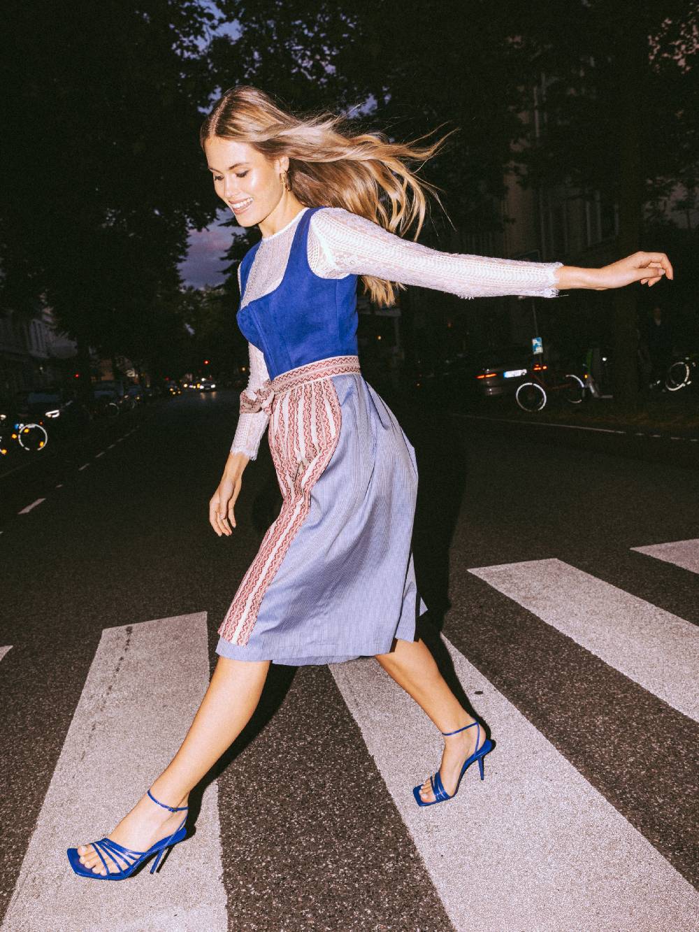 Limberry Royalblaues Dirndl mit Mieder aus Veloursleder-Optik - SAMANTHA BLUE