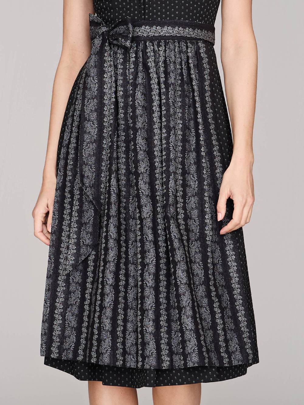 Limberry Schwarzes Dirndl Mit Streublumen - VERA BLACK