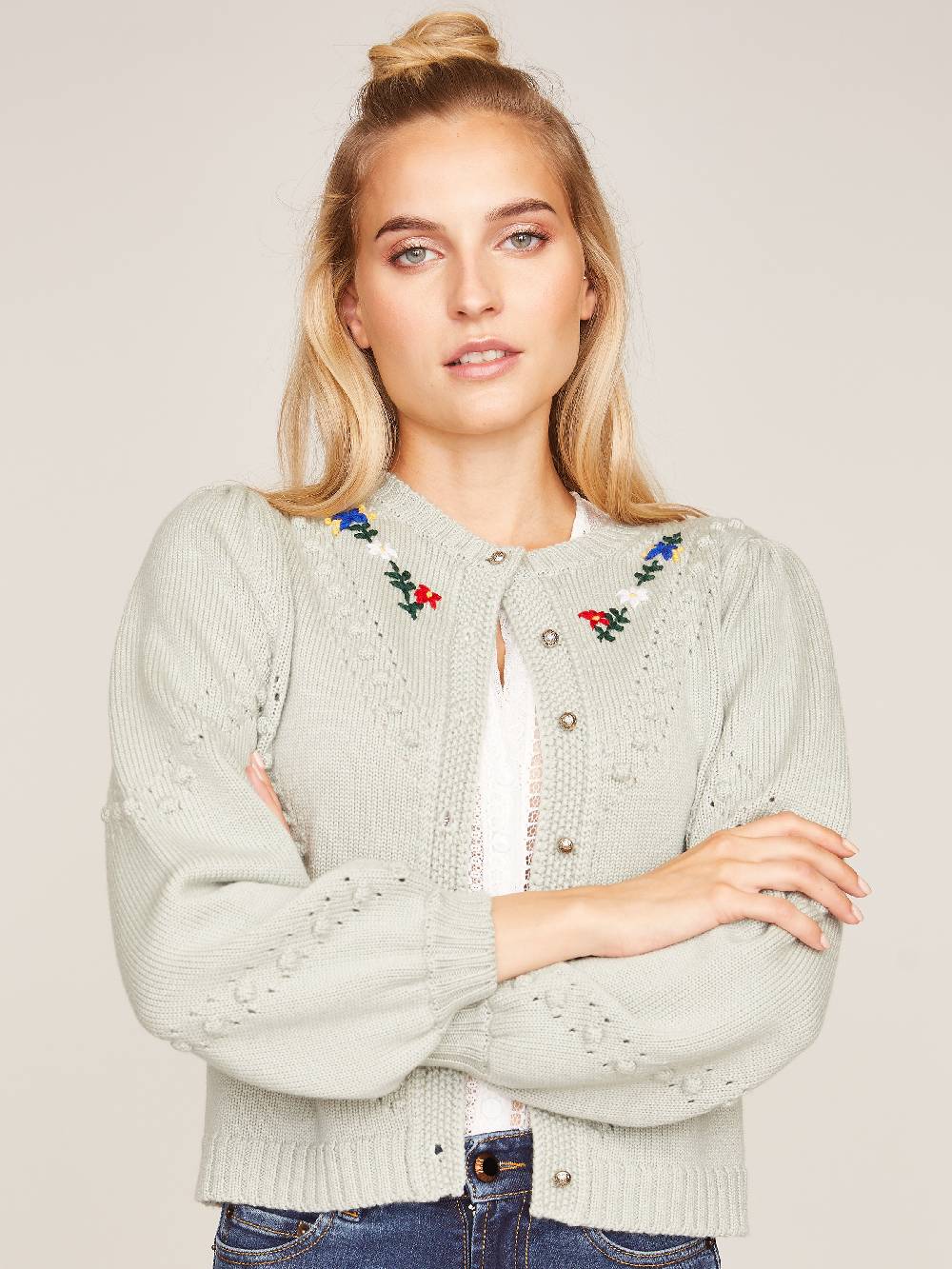 Limberry Strickjacke In Khaki Mit Blumenstickerei - THERESA