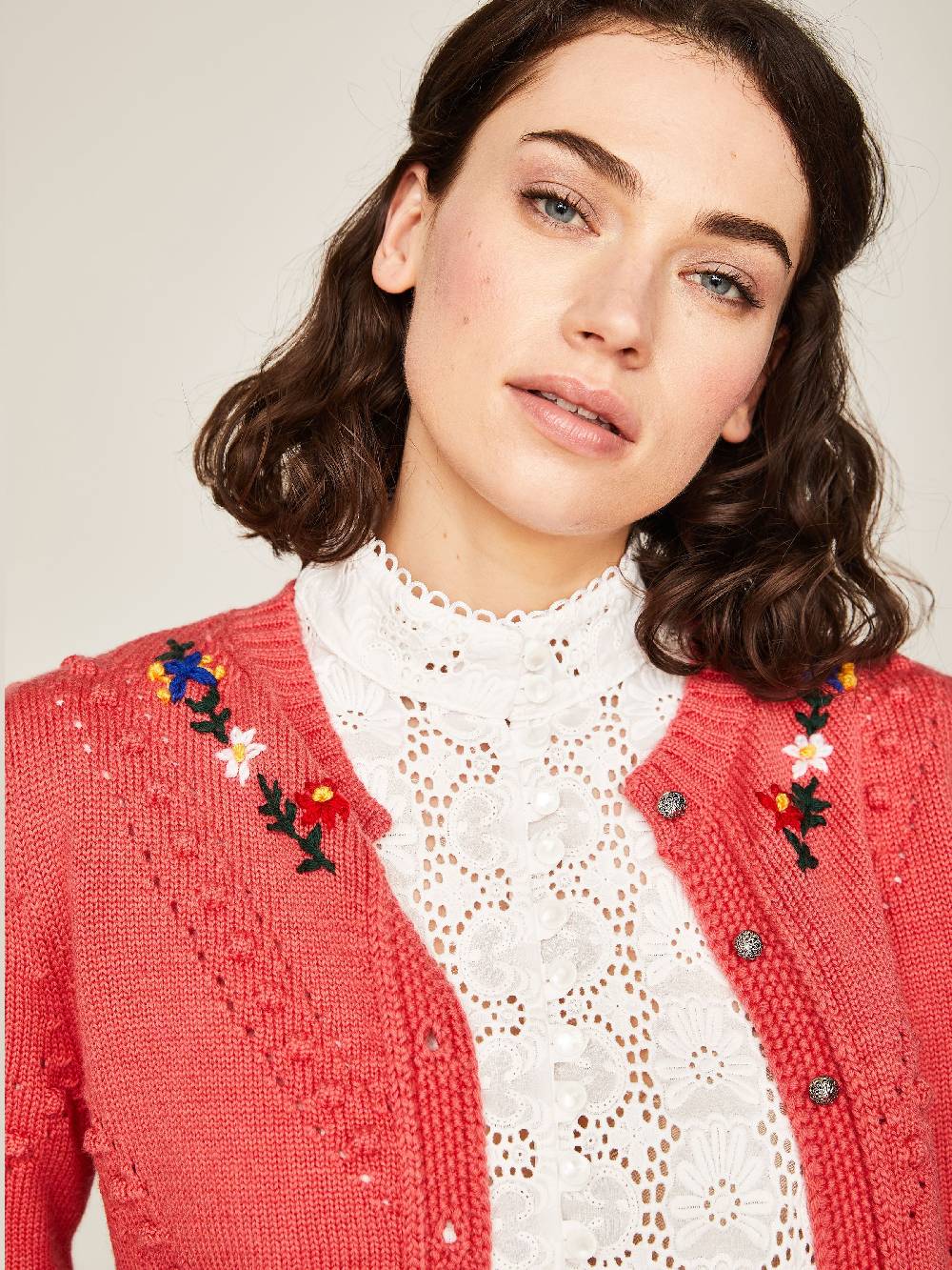 Limberry Strickjacke In Koralle Mit Blumenstickerei - THERESA