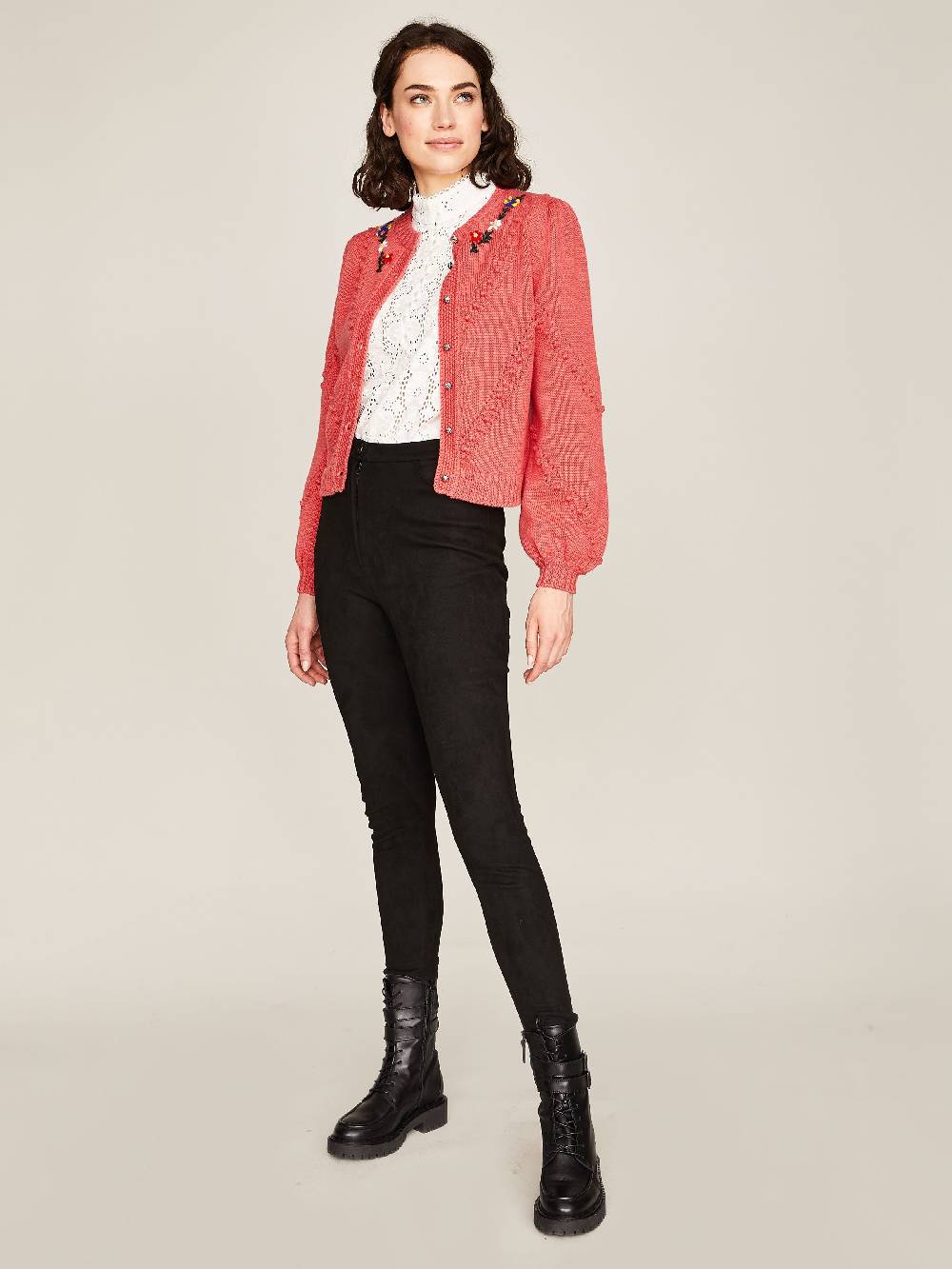 Limberry Strickjacke In Koralle Mit Blumenstickerei - THERESA