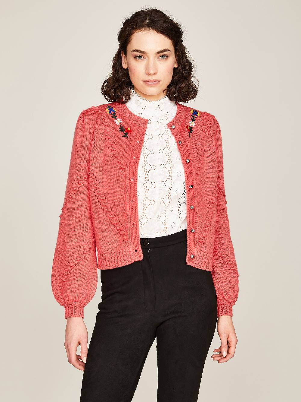 Limberry Strickjacke in Koralle mit Blumenstickerei - THERESA