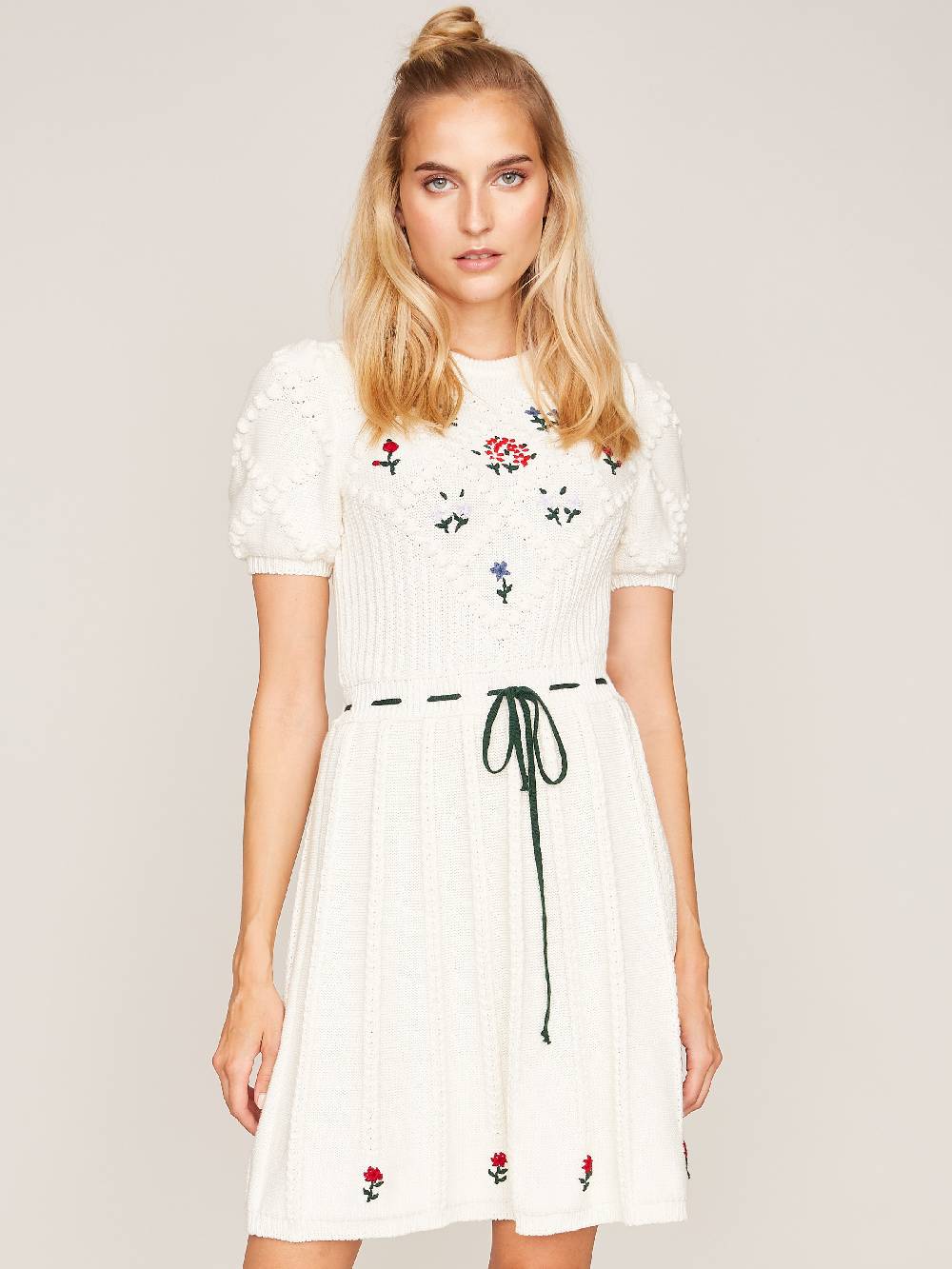 Limberry Weißes Strickkleid mit Blumenstickerei - HEIDI