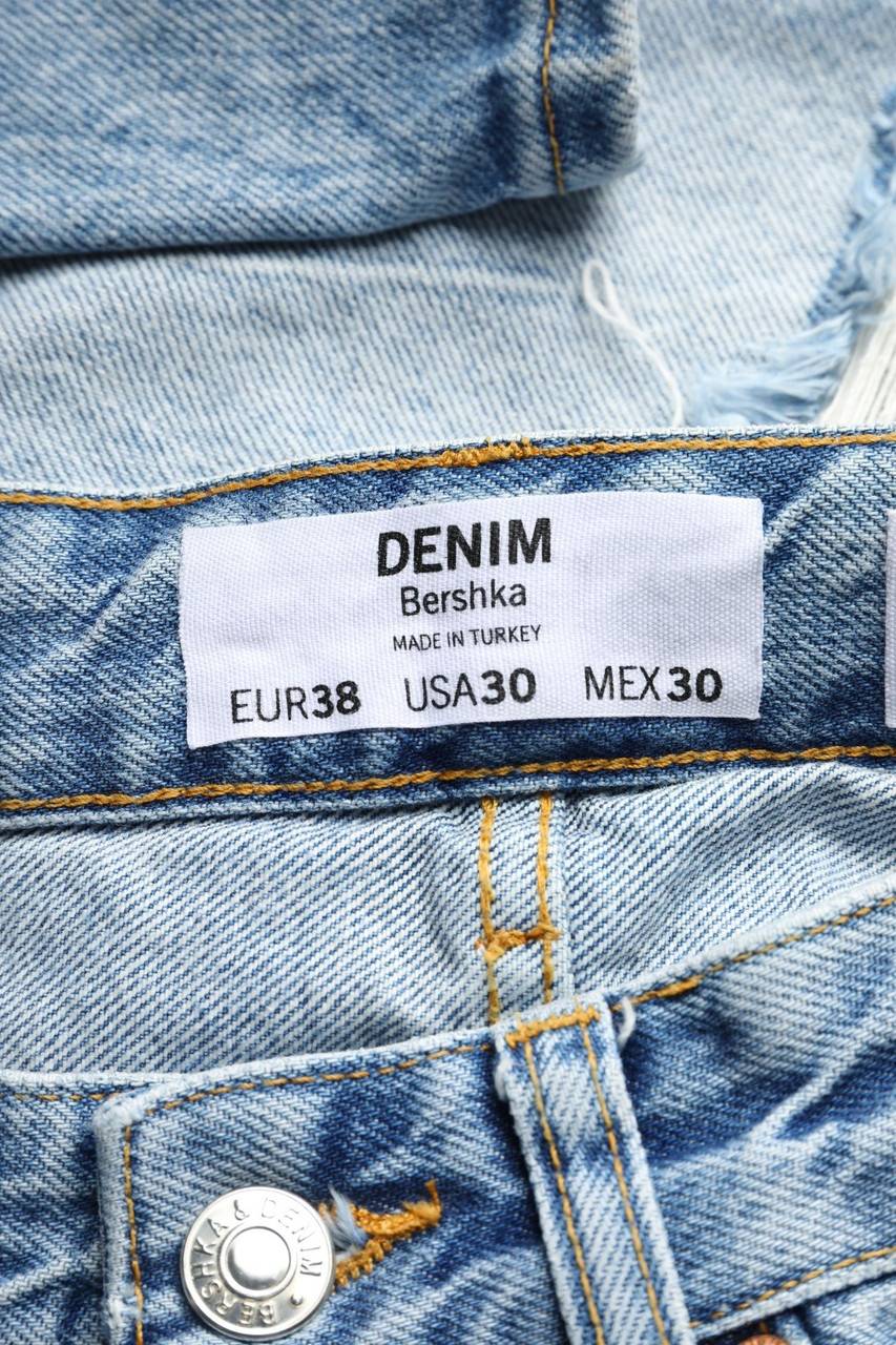 Carou Bershka Destroyed Straight Cut Jeans Mit Logo-Patch