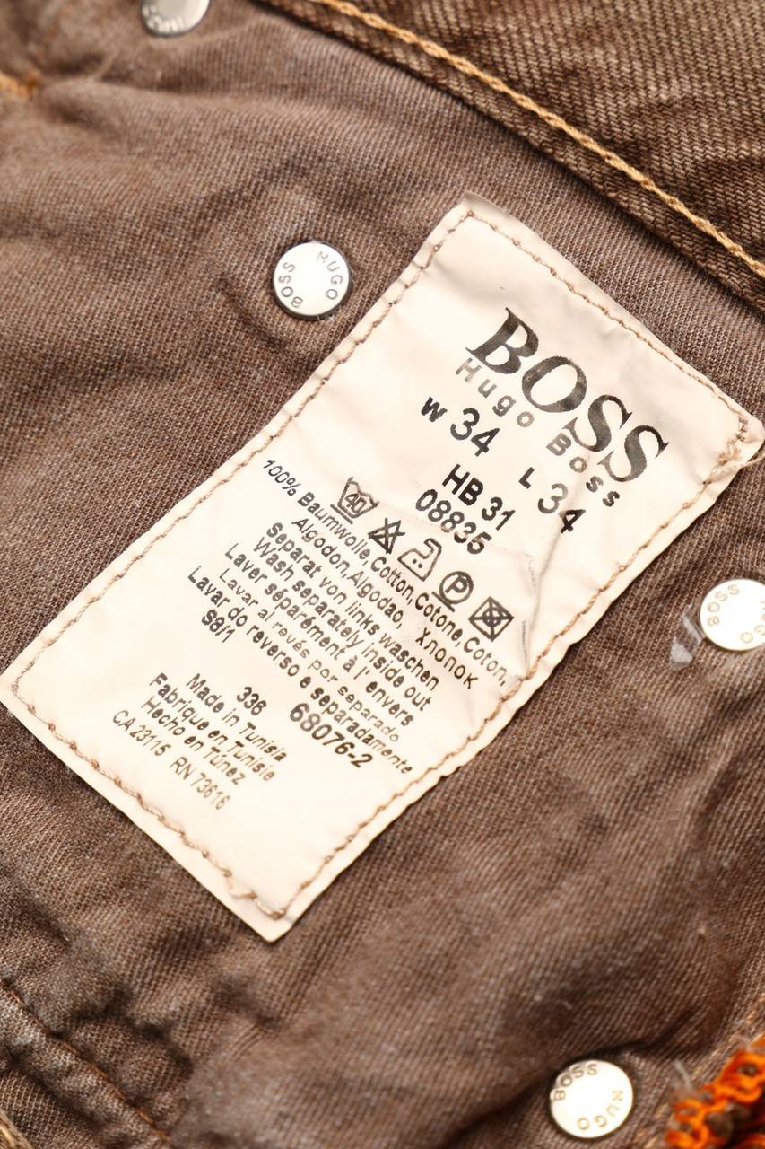 Carou BOSS HUGO BOSS Distressed Straight Cut Jeans Mit Logo-Knöpfen