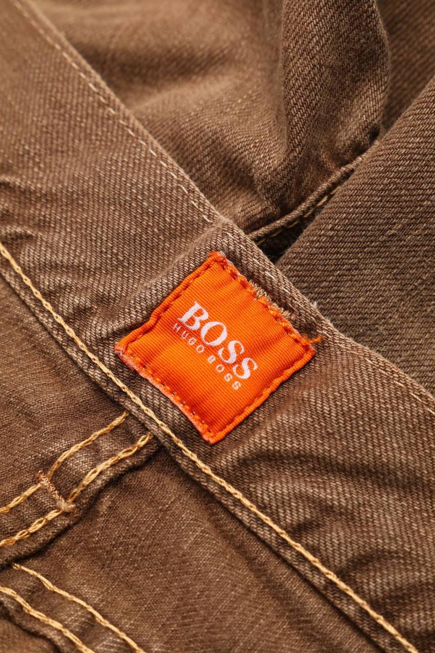 Carou BOSS HUGO BOSS Distressed Straight Cut Jeans Mit Logo-Knöpfen