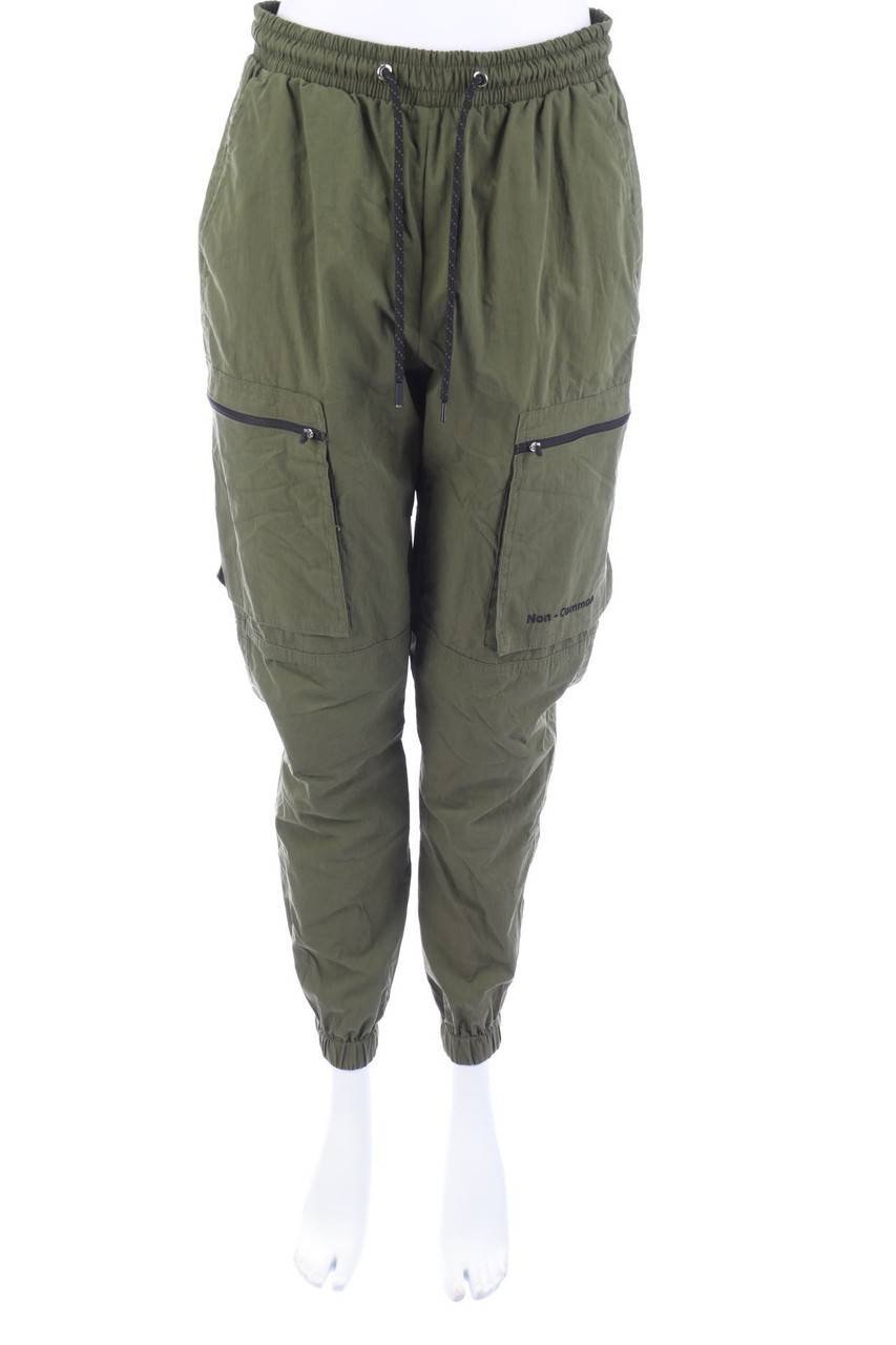 Carou Bershka Jogger-Hose mit aufgesetzten Taschen