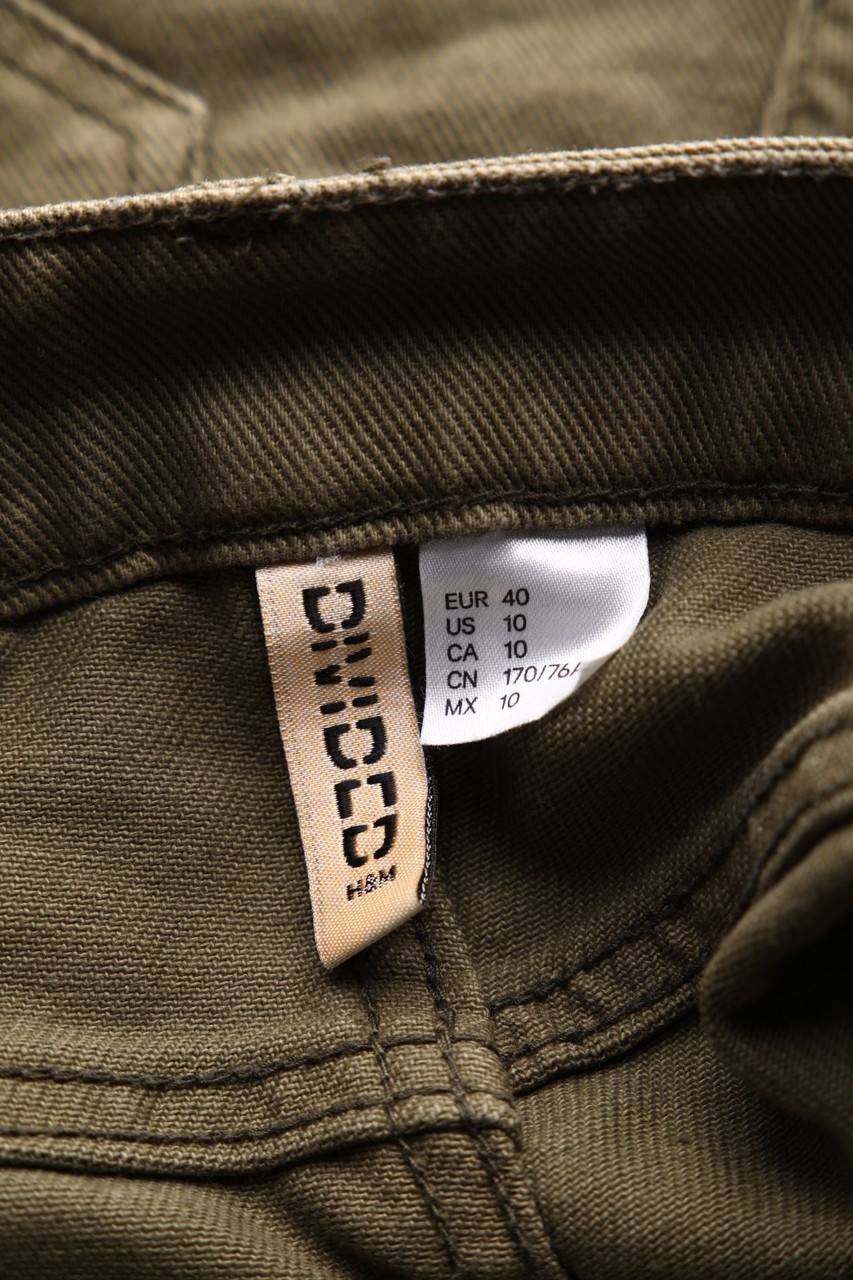 Carou H&M DIVIDED Distressed Jeans-Shorts