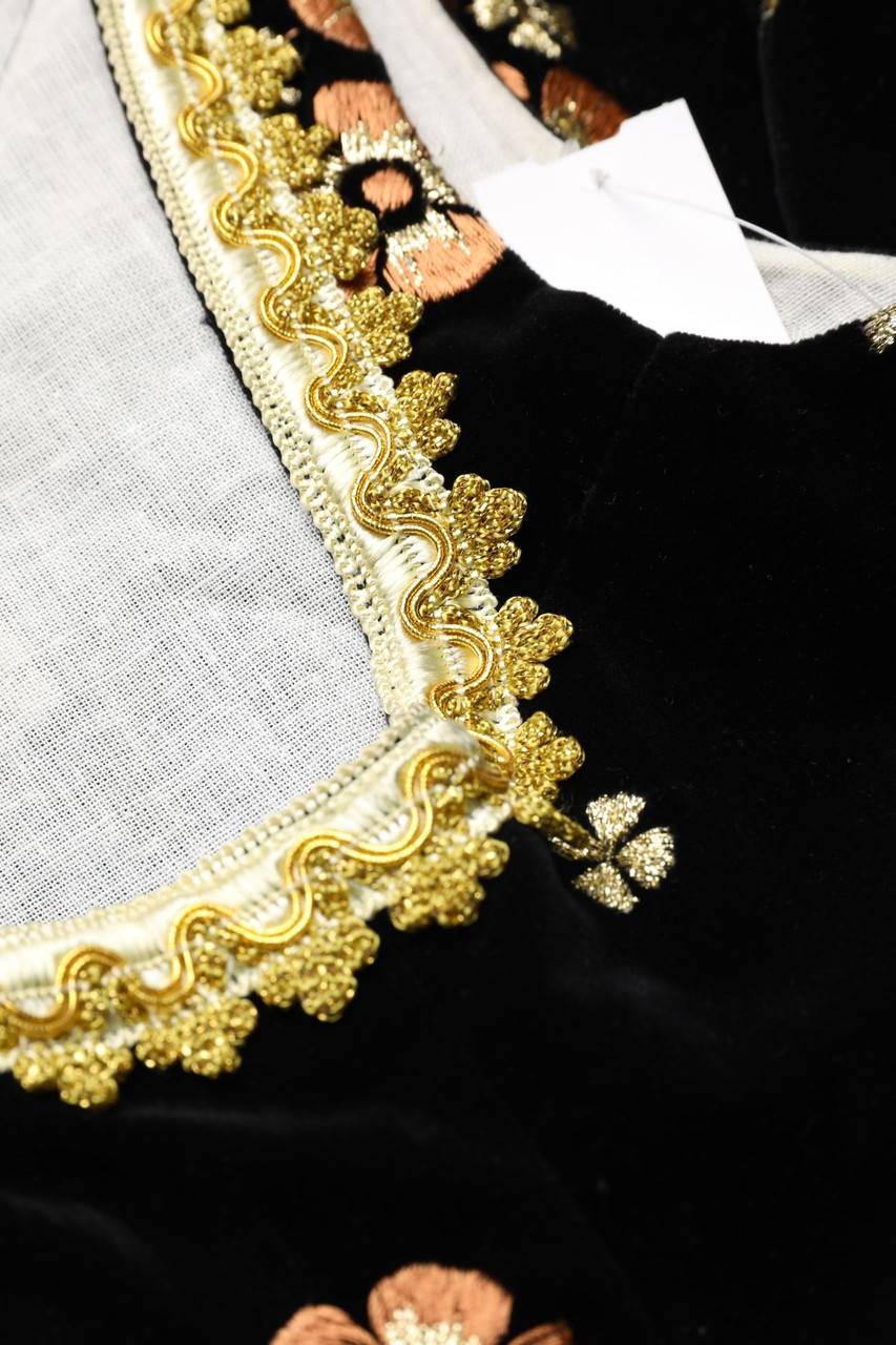 Carou Isola Dirndl Aus Samt Mit Stickereien