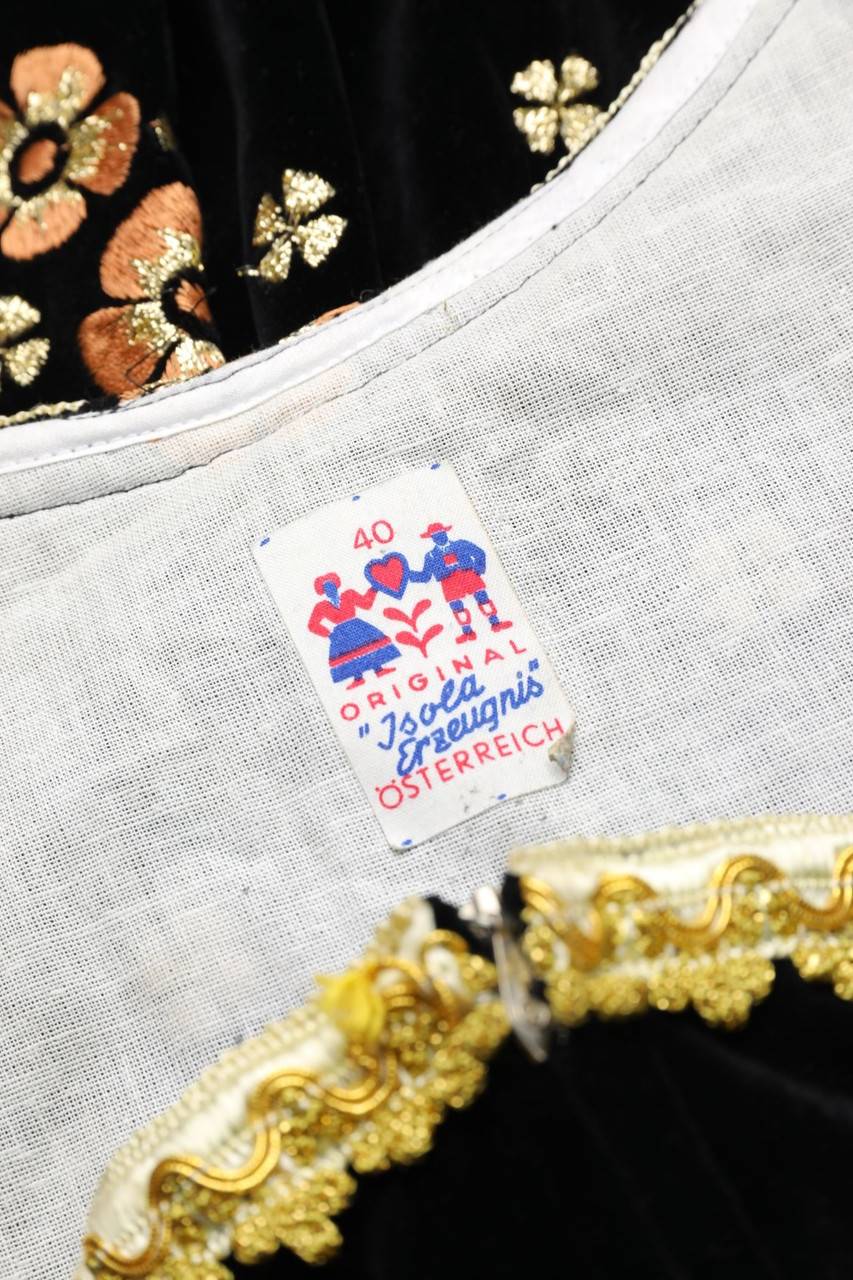 Carou Isola Dirndl Aus Samt Mit Stickereien