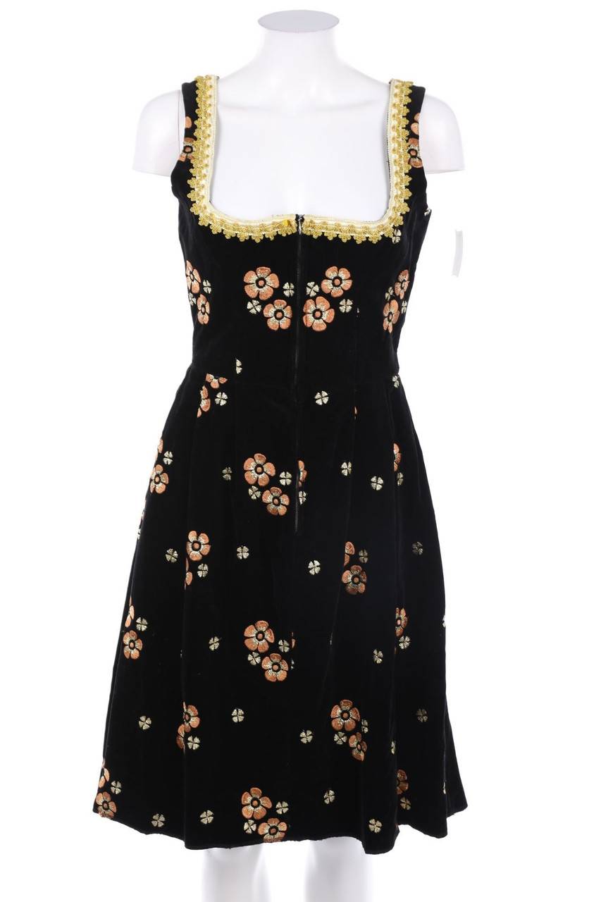 Carou isola Dirndl aus Samt mit Stickereien