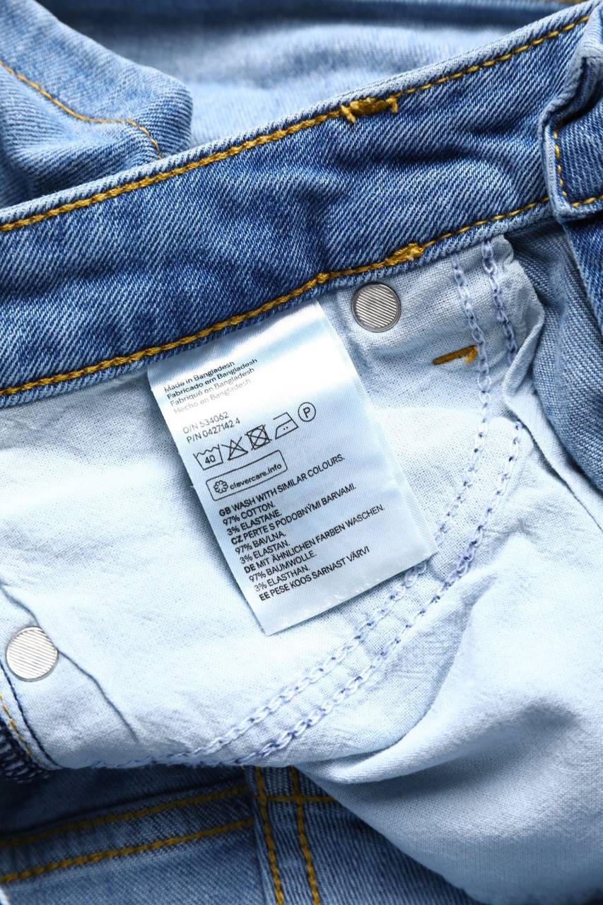 Carou H&M LOGG Used Look Jeans-Shorts Mit Logo-Knöpfen