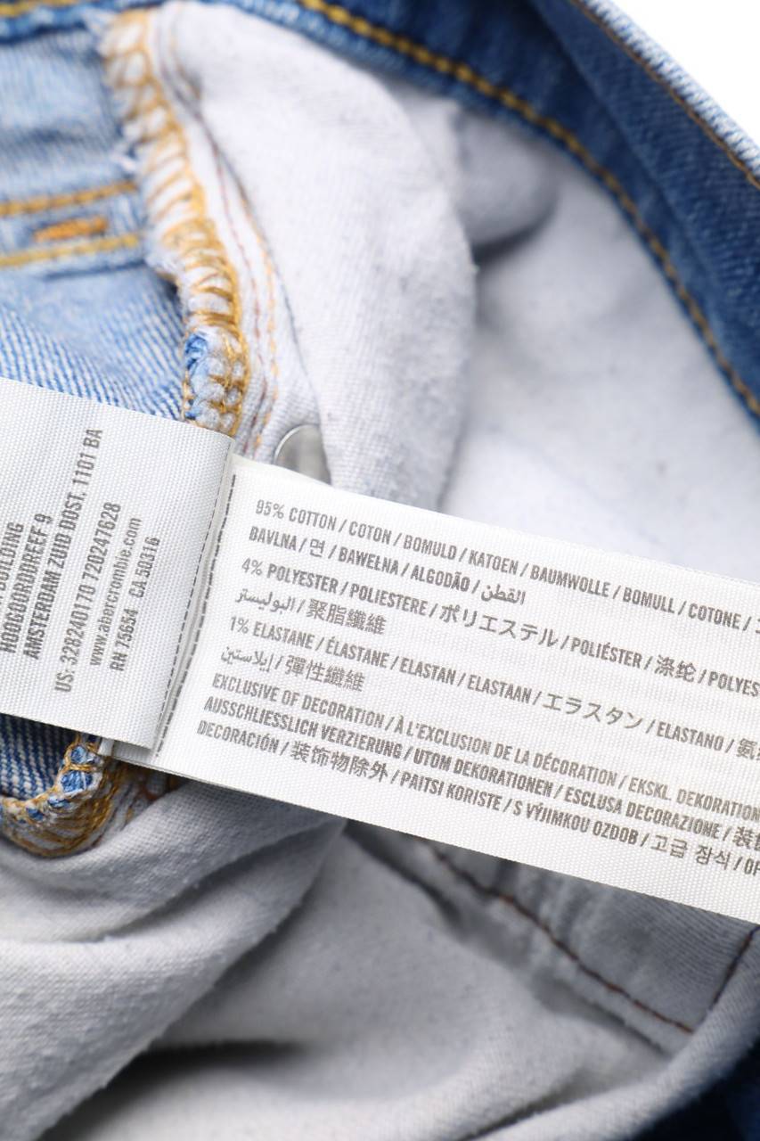 Carou HOLLISTER Destroyed Jeans-Shorts Mit Logo-Patch