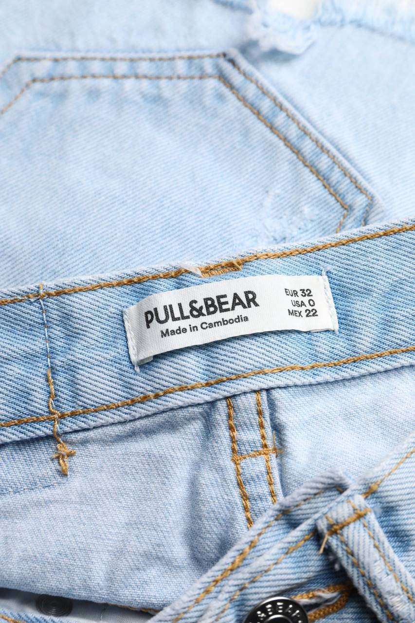Carou PULL&BEAR Destroyed Jeans-Shorts Mit Logo-Patch