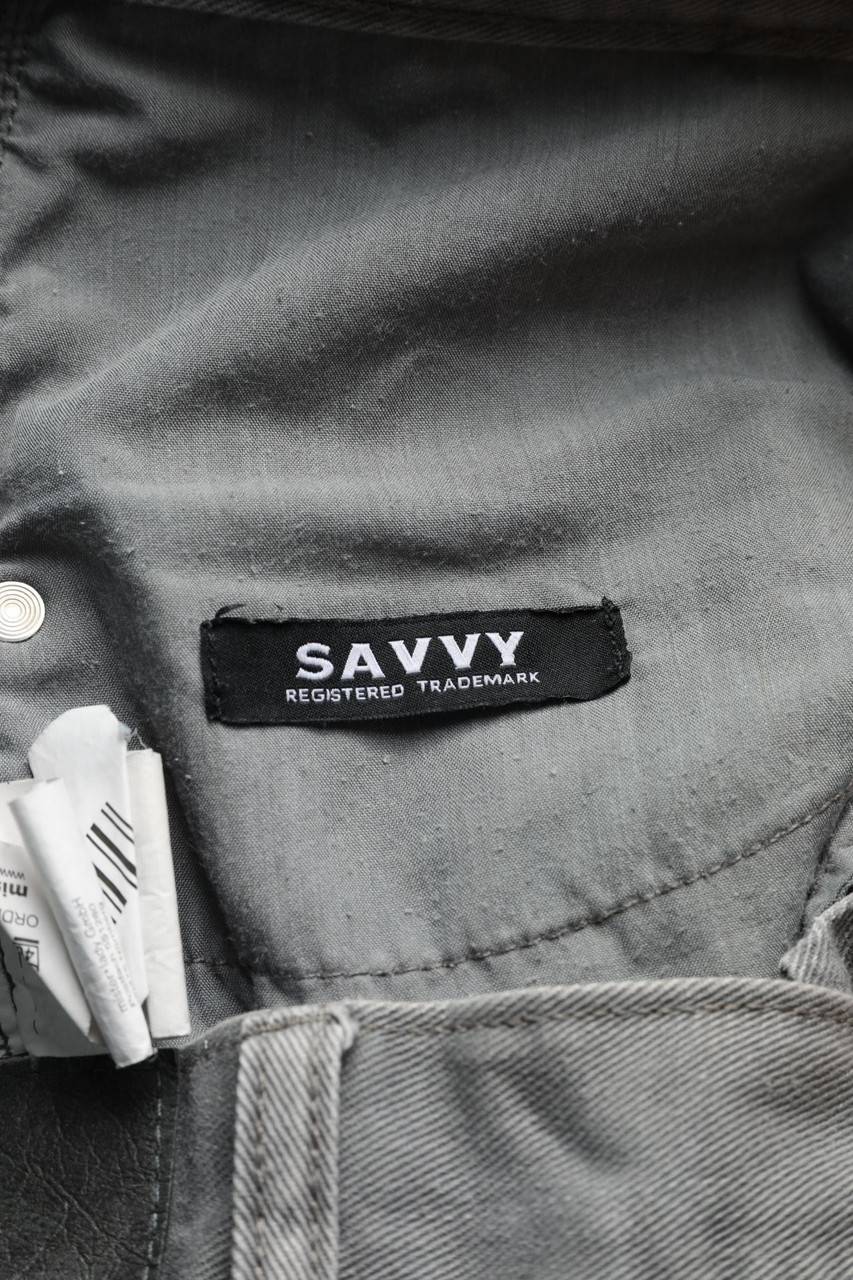 Carou SAVVY Distressed Jeans-Shorts Mit Logo-Knöpfen