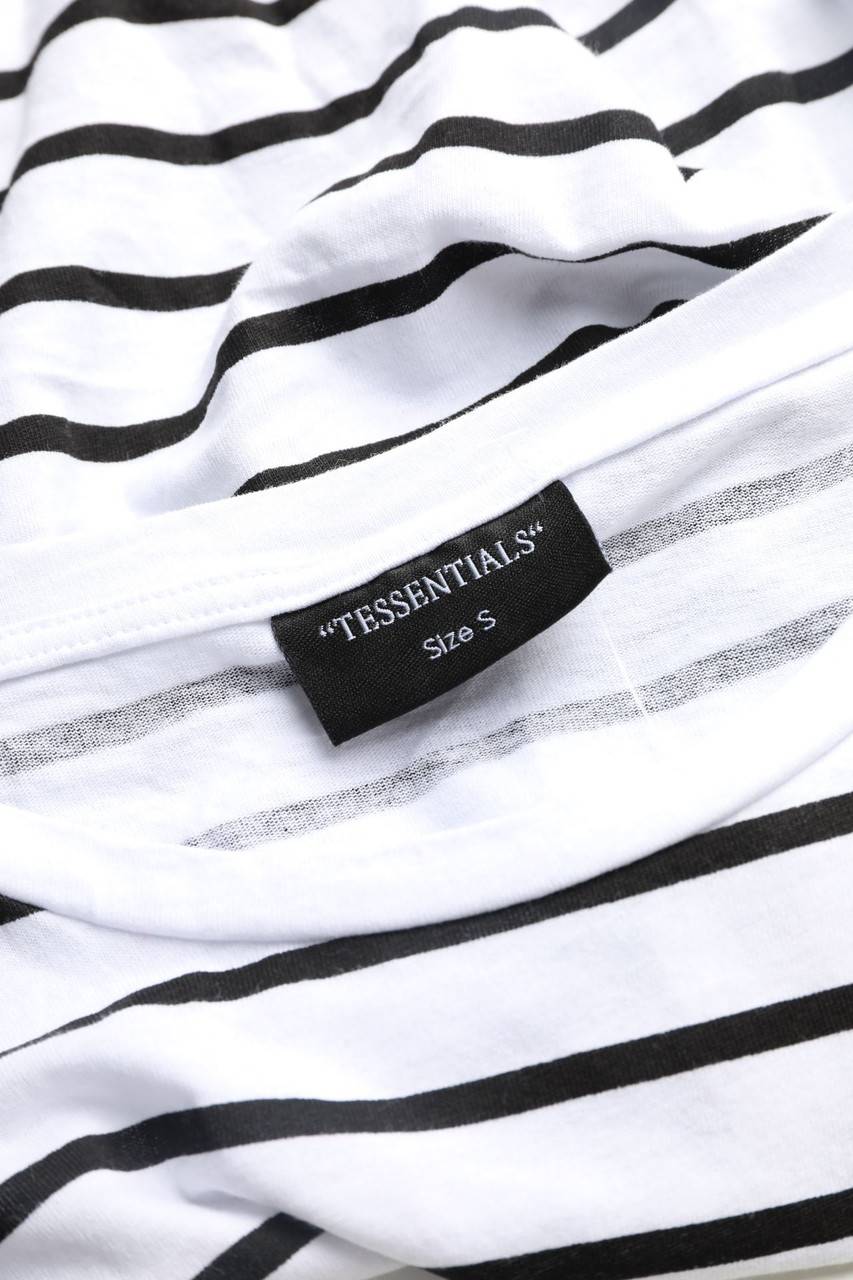 Carou TESSENTIALS Streifen-Cropped-Shirt Aus Baumwolle Mit überschnittener Schulter