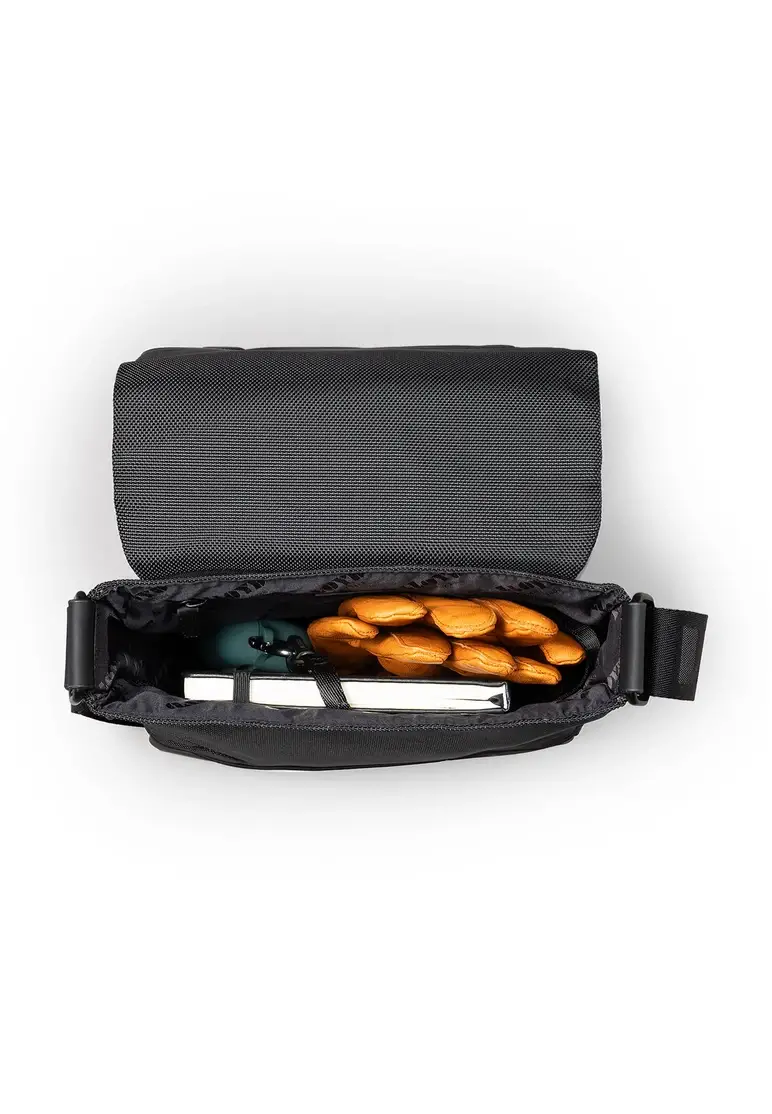 Lloyd Messenger Bag Art. C24-12000-RA