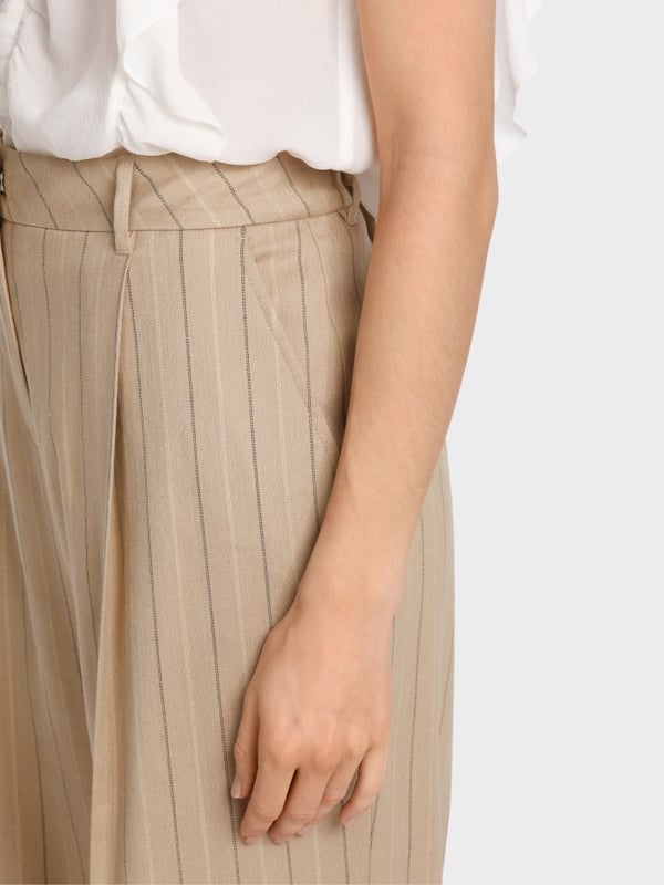 Marc Cain Modell WASCO – Hose In Nadelstreif