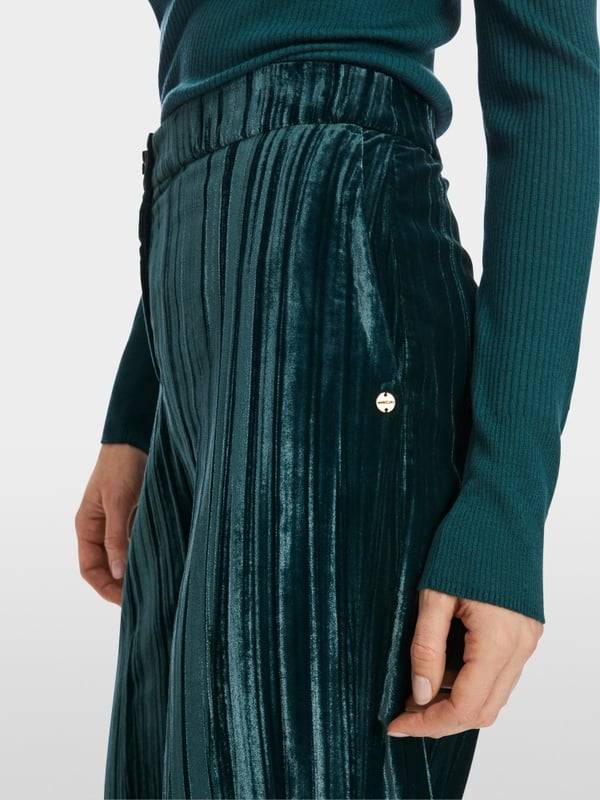 Marc Cain Modell WUKARI Im Crash-Samt