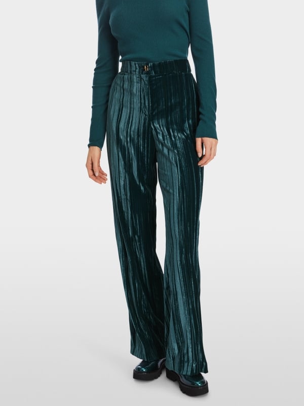 Marc Cain Modell WUKARI Im Crash-Samt