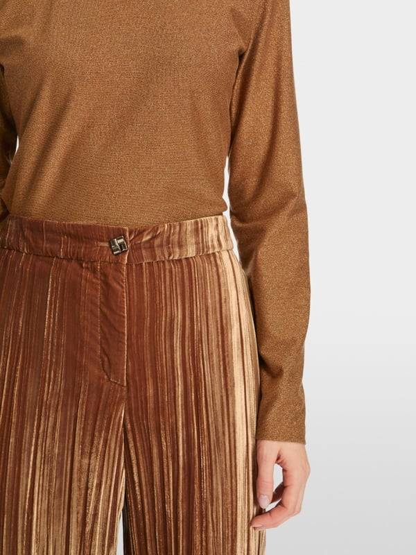 Marc Cain Modell WUKARI Im Crash-Samt