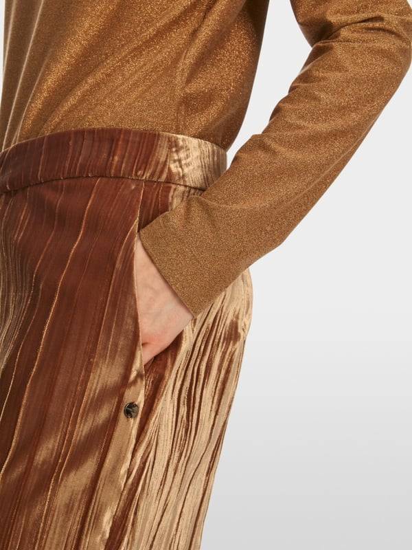 Marc Cain Modell WUKARI Im Crash-Samt