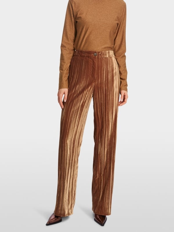 Marc Cain Modell WUKARI Im Crash-Samt