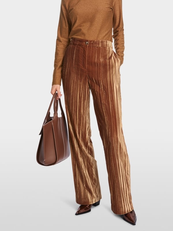 Marc Cain Modell WUKARI Im Crash-Samt